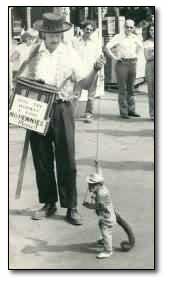 In the past, monkeys enjoyed more freedom then they do today. This monkey even owned a street musician.
